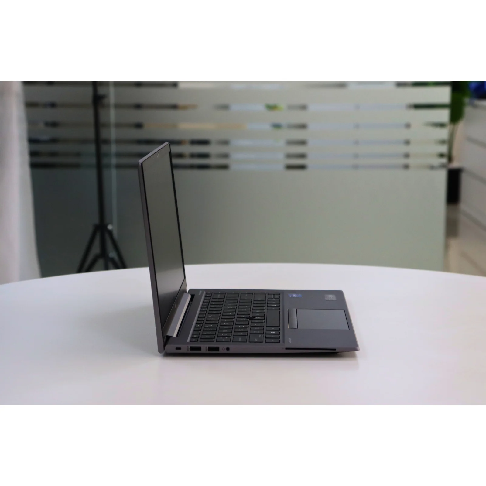 HP ZBOOK FIREFLY 14 G8: 11th Gen i7, 16GB RAM, 256GB SSD - Gray - Unit 98756 - AE Laptop image 3