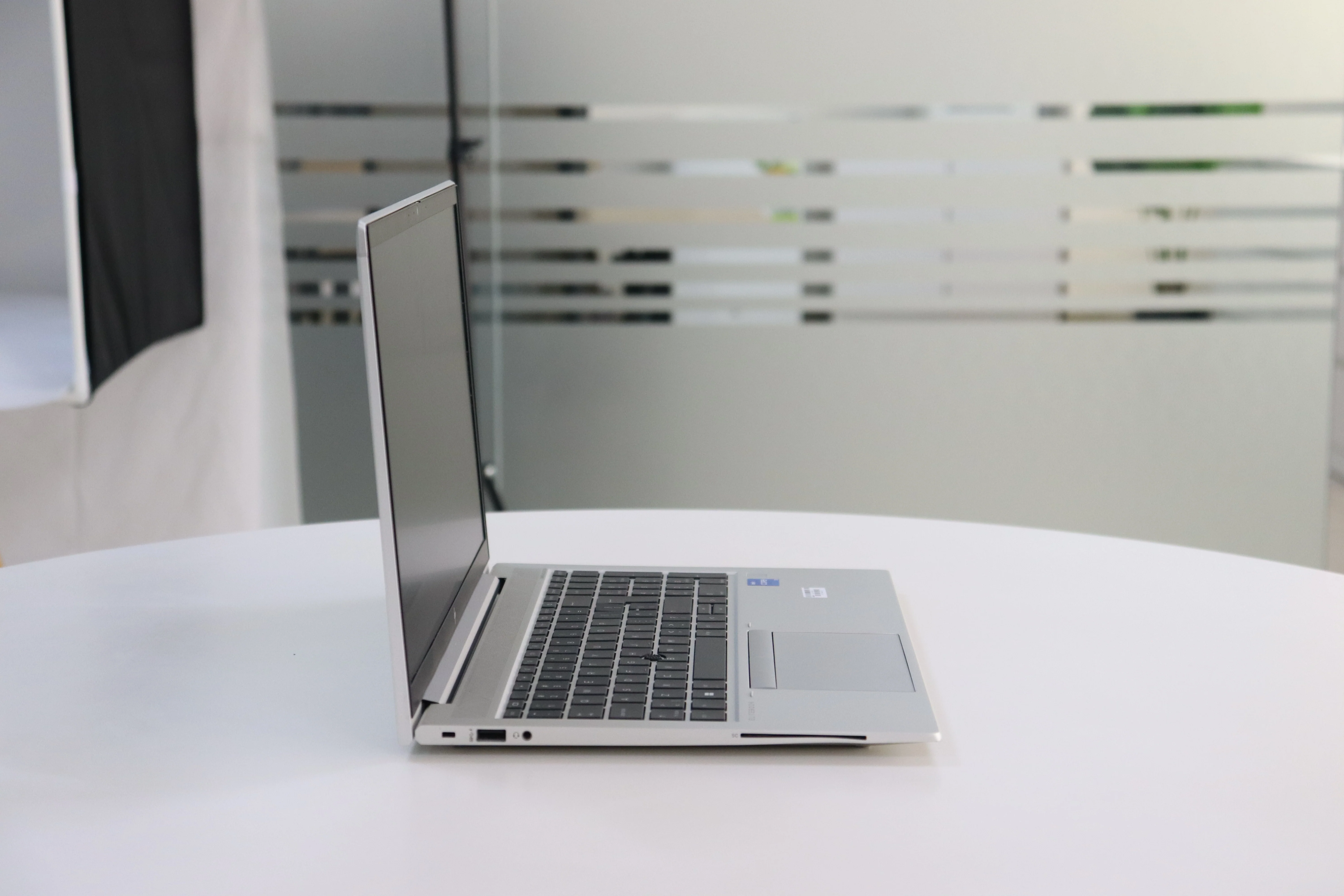 HP ELITEBOOK 850 G8: Intel Core i5, 11th Gen, 16GB RAM, 256GB SSD - Gray - Unit 00430 - AE Laptop image 3