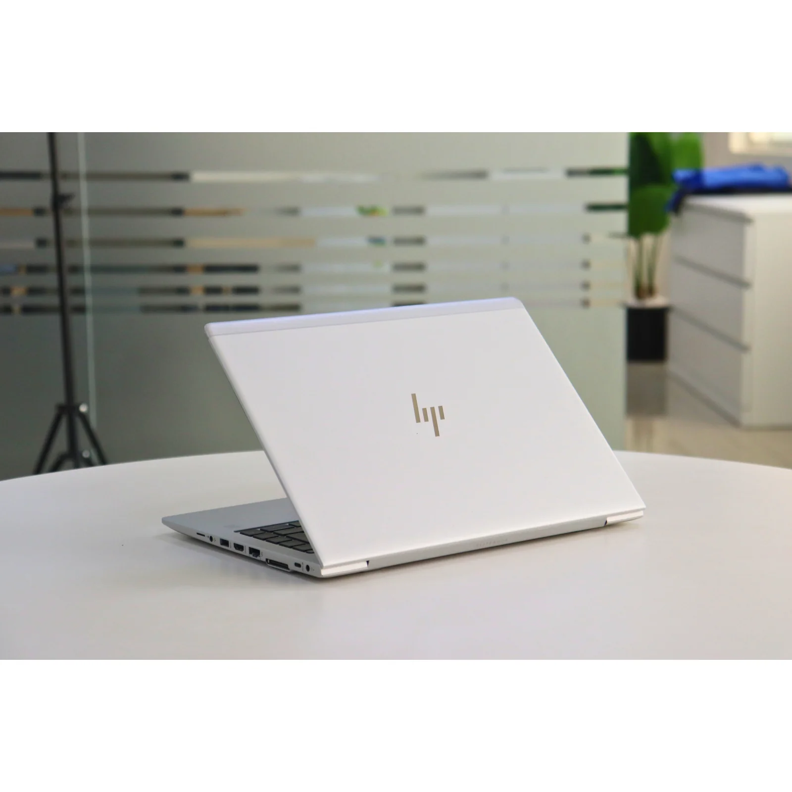 HP ELITEBOOK 745 G5: AMD, 8GB RAM, 256GB SSD - Silver - Unit 01471 - AE Laptop image 5