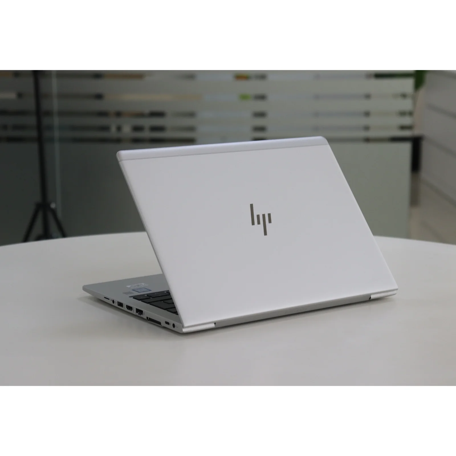 HP ELITEBOOK 830 G5: 8th Gen i5, 16GB RAM, 256GB SSD - Gray - Unit 00607 - AE Laptop image 5