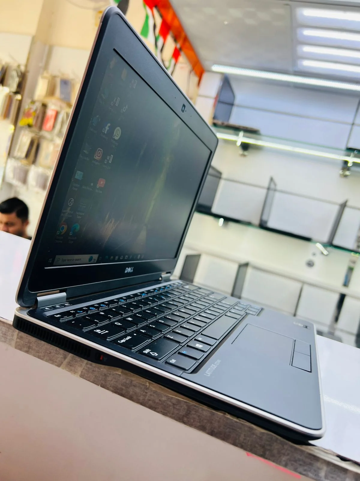 Dell Latitude E7240: Core i5 | 8GB RAM | 256GB SSD - AE Laptop image 3