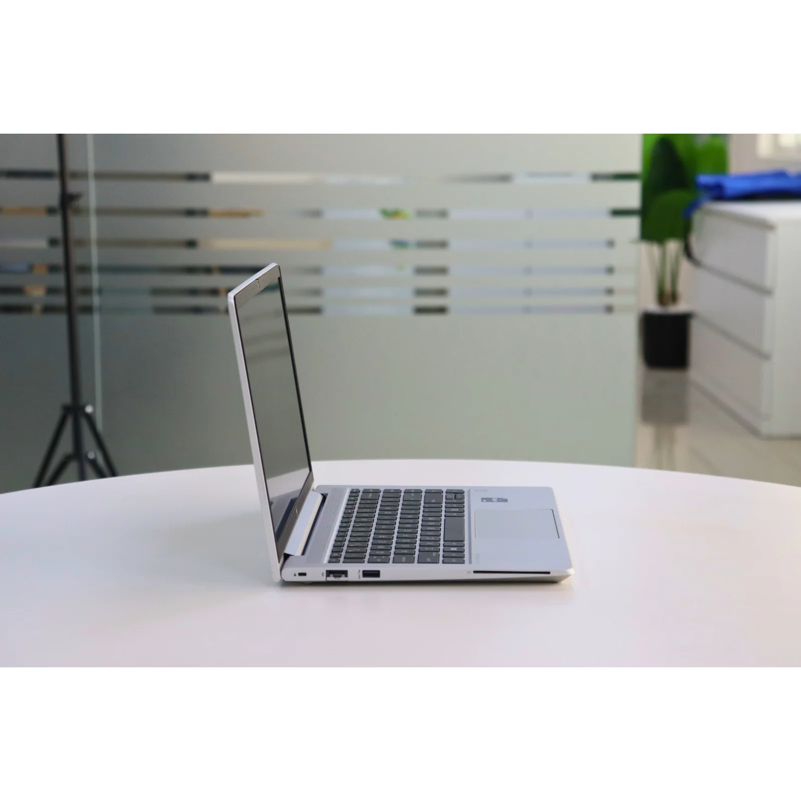 HP ELITEBOOK 640 G10 : 13th Gen i5, 16GB RAM, 256GB SSD - Grey - Unit 00357 - AE Laptop image 3