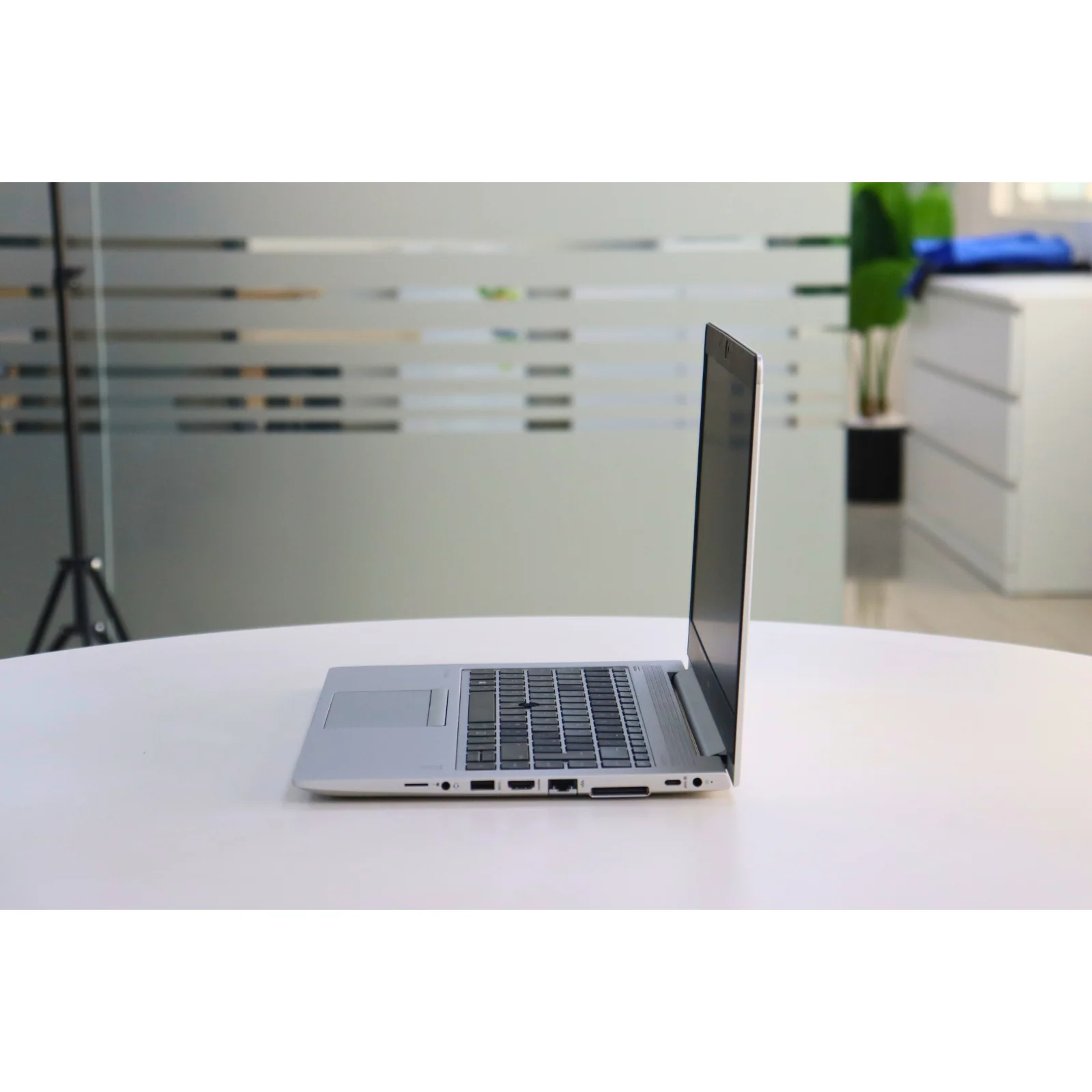 HP ELITEBOOK 745 G5: AMD, 8GB RAM, 256GB SSD - Silver - Unit 01471 - AE Laptop image 4