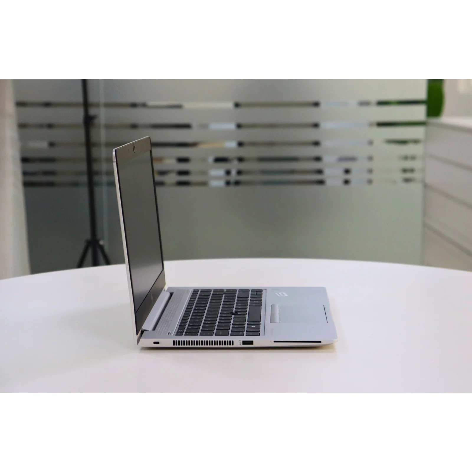 HP ELITEBOOK 745 G5: AMD, 8GB RAM, 256GB SSD - Silver - Unit 01122 - AE Laptop image 3