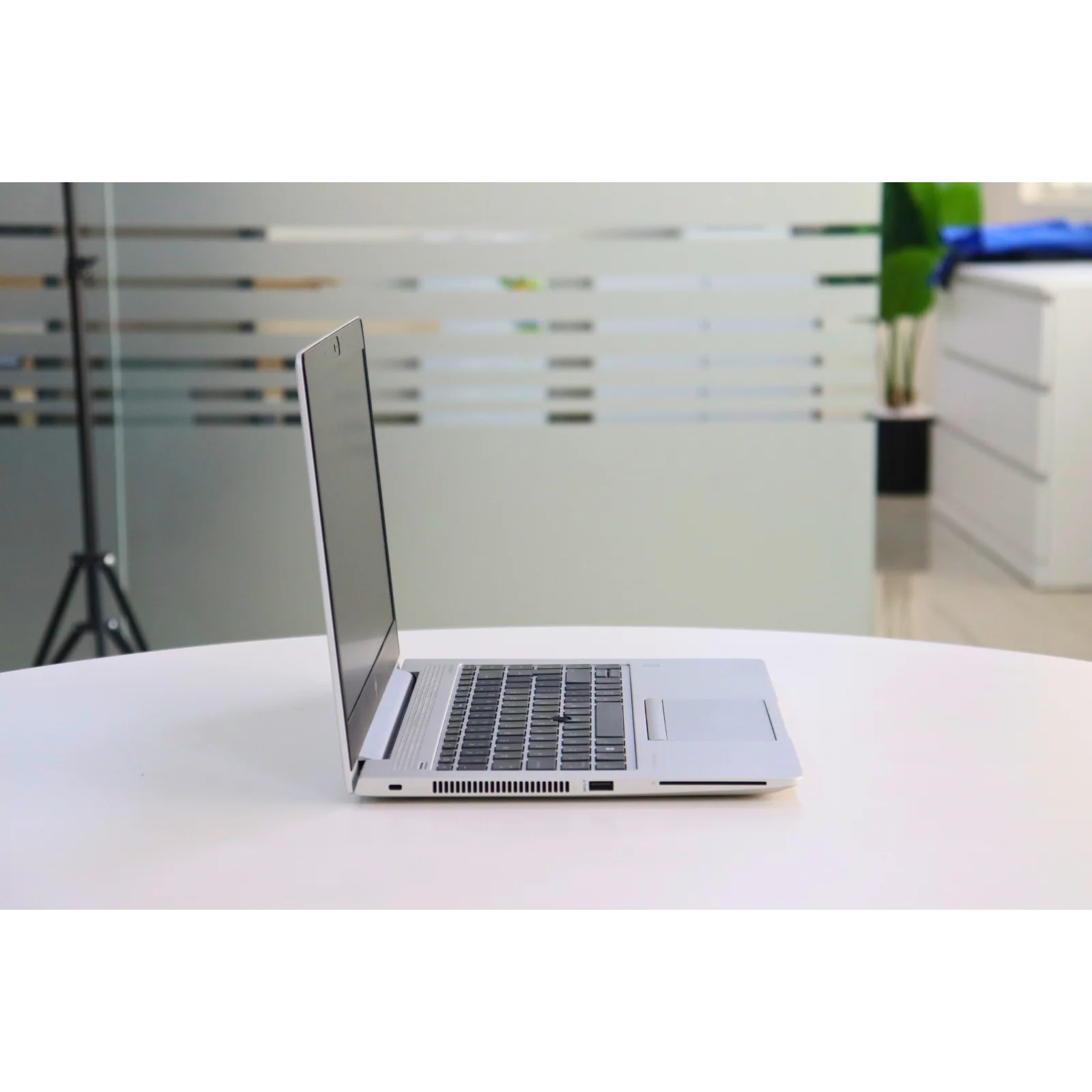 HP ELITEBOOK 745 G5: AMD, 8GB RAM, 256GB SSD - Silver - Unit 01474 - AE Laptop image 3