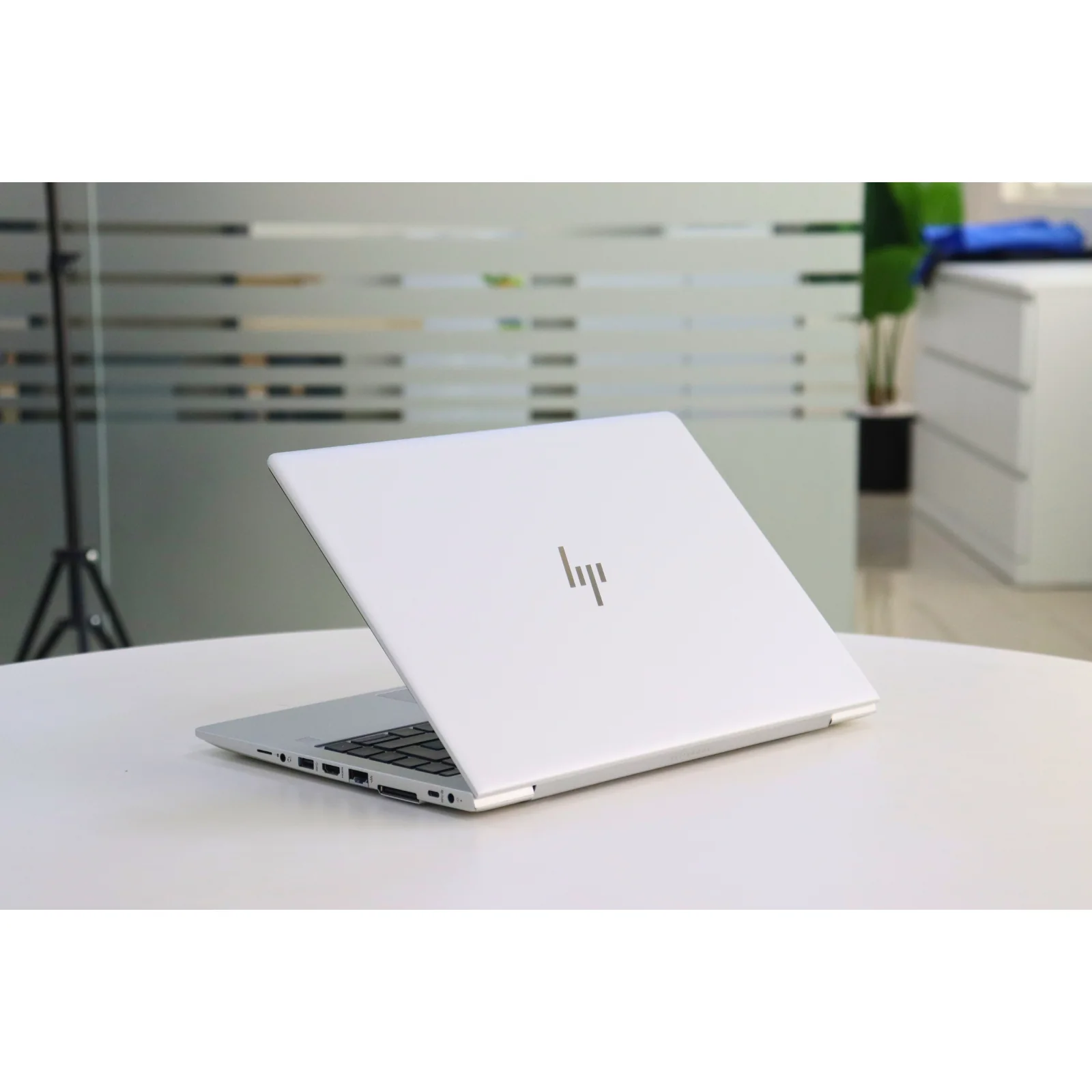 HP ELITEBOOK 745 G5: AMD, 8GB RAM, 256GB SSD - Silver - Unit 01474 - AE Laptop image 5