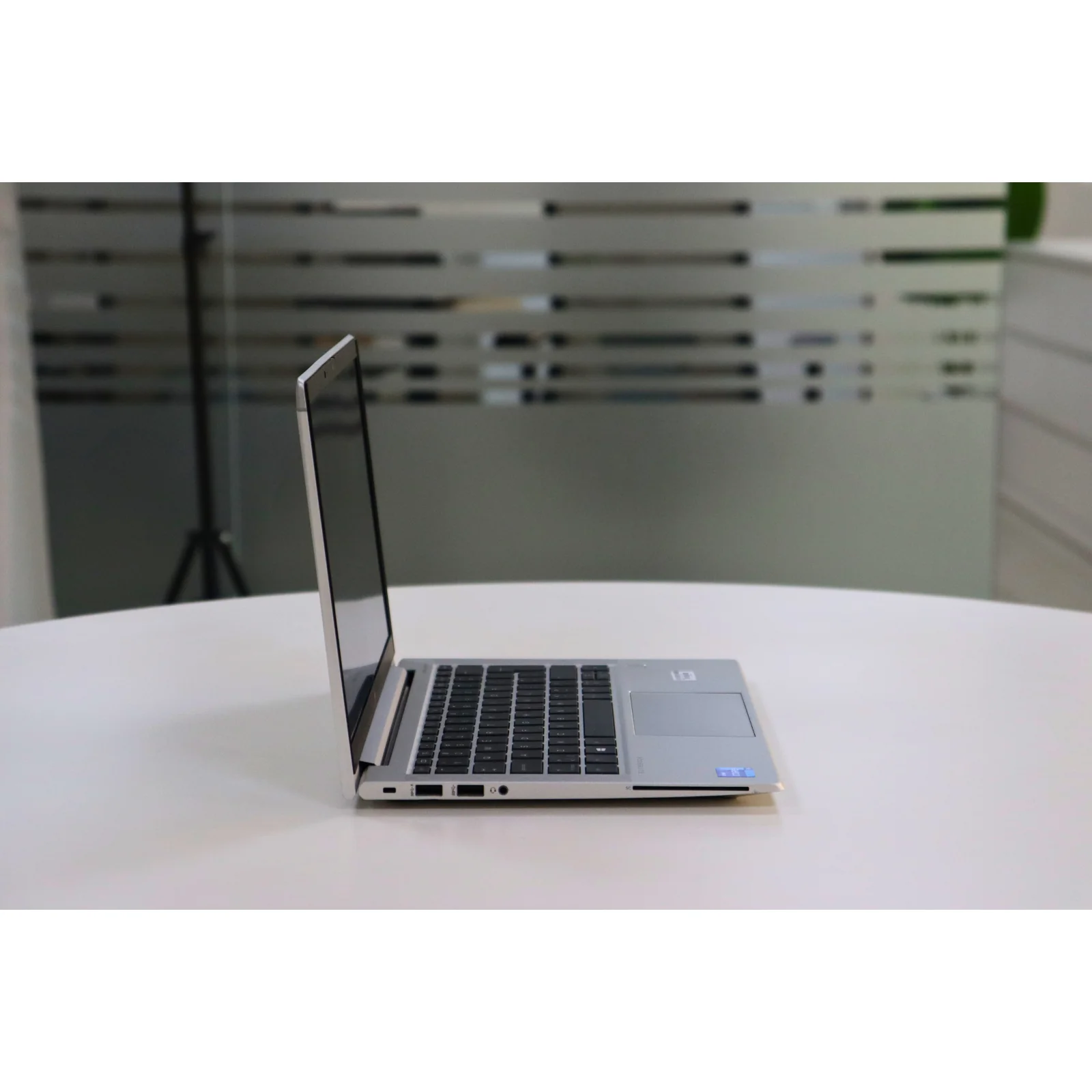 HP ELITEBOOK 830 G8: 11th Gen i5, 8GB RAM, 256GB SSD - Gray - Unit 00275 - AE Laptop image 3