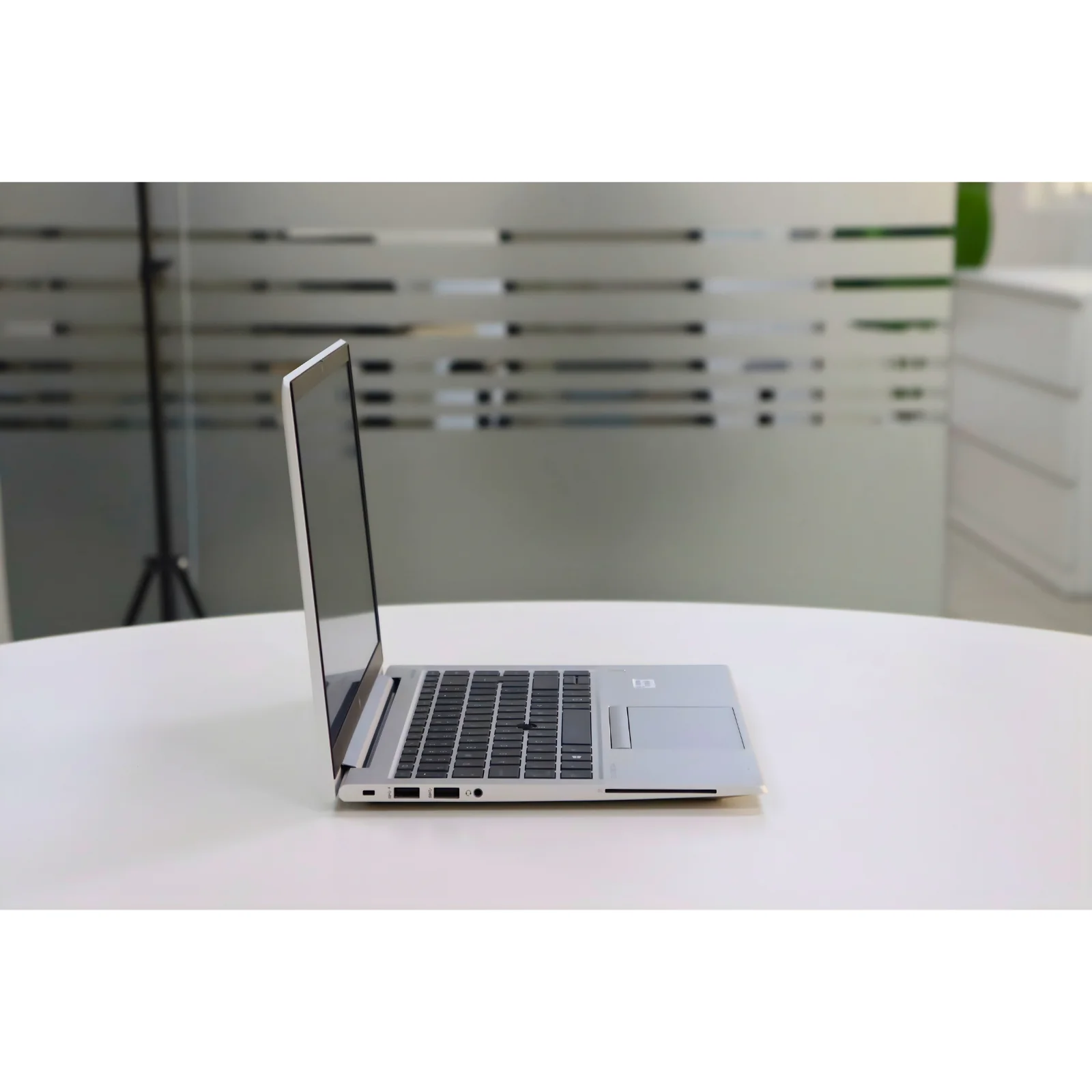 HP ELITEBOOK 845 G8:AMD RYZEN 3, 16GB RAM, 256GB SSD - Silver - Unit 00300 - AE Laptop image 3