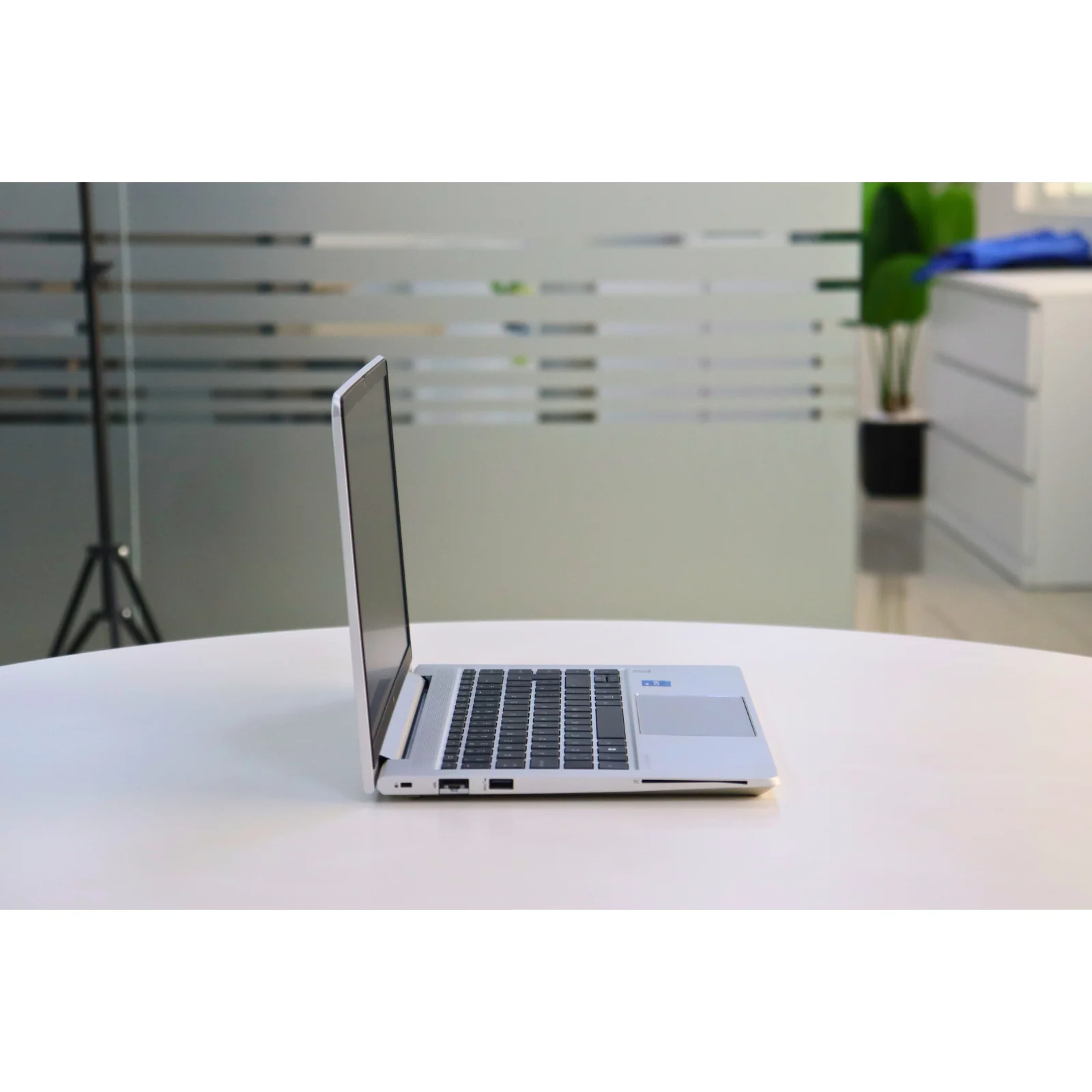 HP ELITEBOOK 640 G10 : 13th Gen i5, 8GB RAM, 256GB SSD - AE Laptop image 3