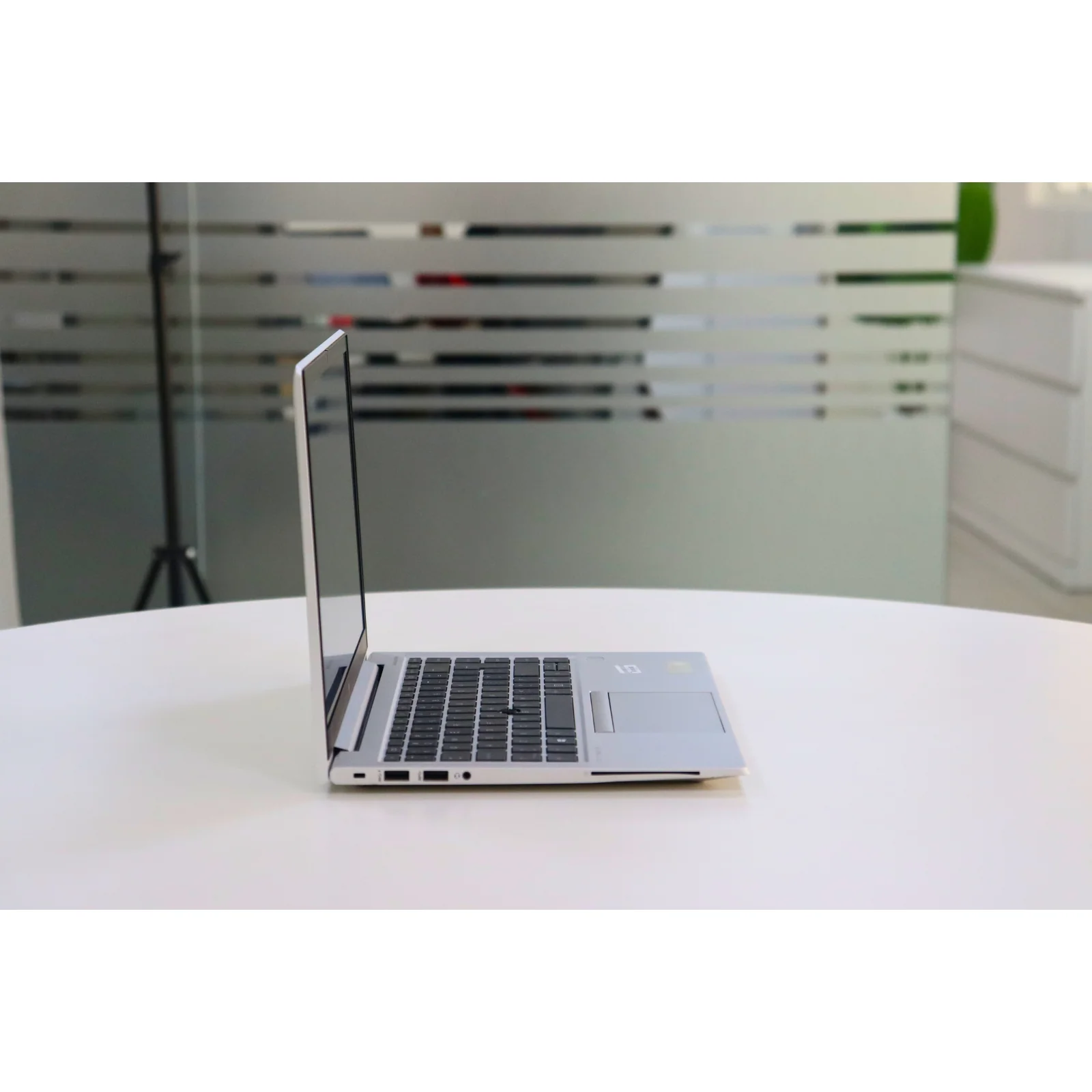 HP ELITEBOOK 845 G8:AMD RYZEN 3, 16GB RAM, 256GB SSD - Silver - Unit 00301 - AE Laptop image 3