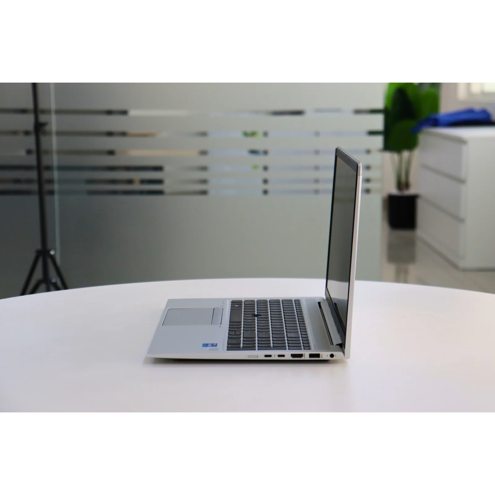 HP ELITEBOOK 850 G8: Intel Core i5, 11th Gen, 16GB RAM, 256GB SSD - Gray - Unit 06047 - AE Laptop image 4
