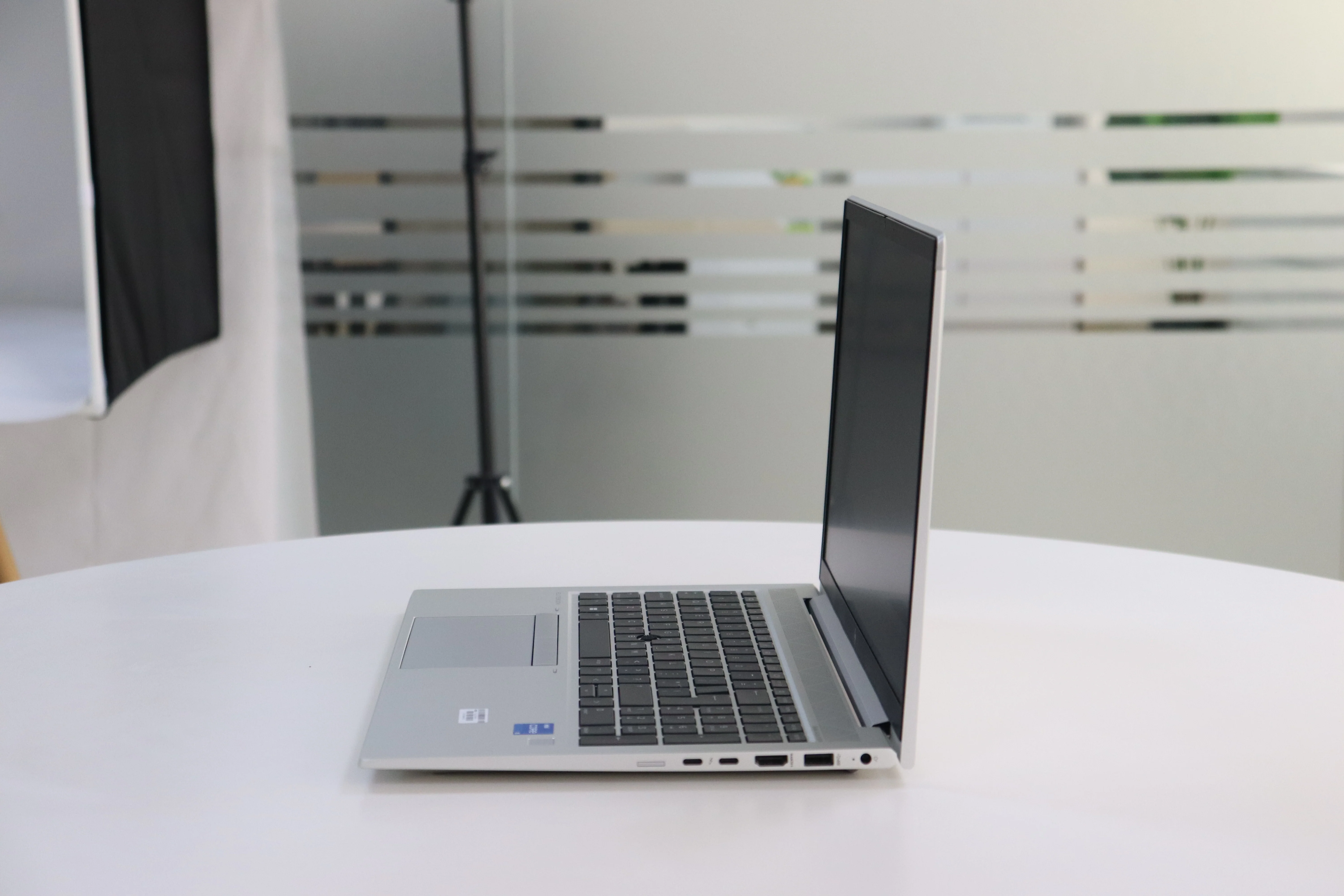 HP ELITEBOOK 850 G8: Intel Core i5, 11th Gen, 16GB RAM, 256GB SSD - Gray - Unit 00430 - AE Laptop image 4