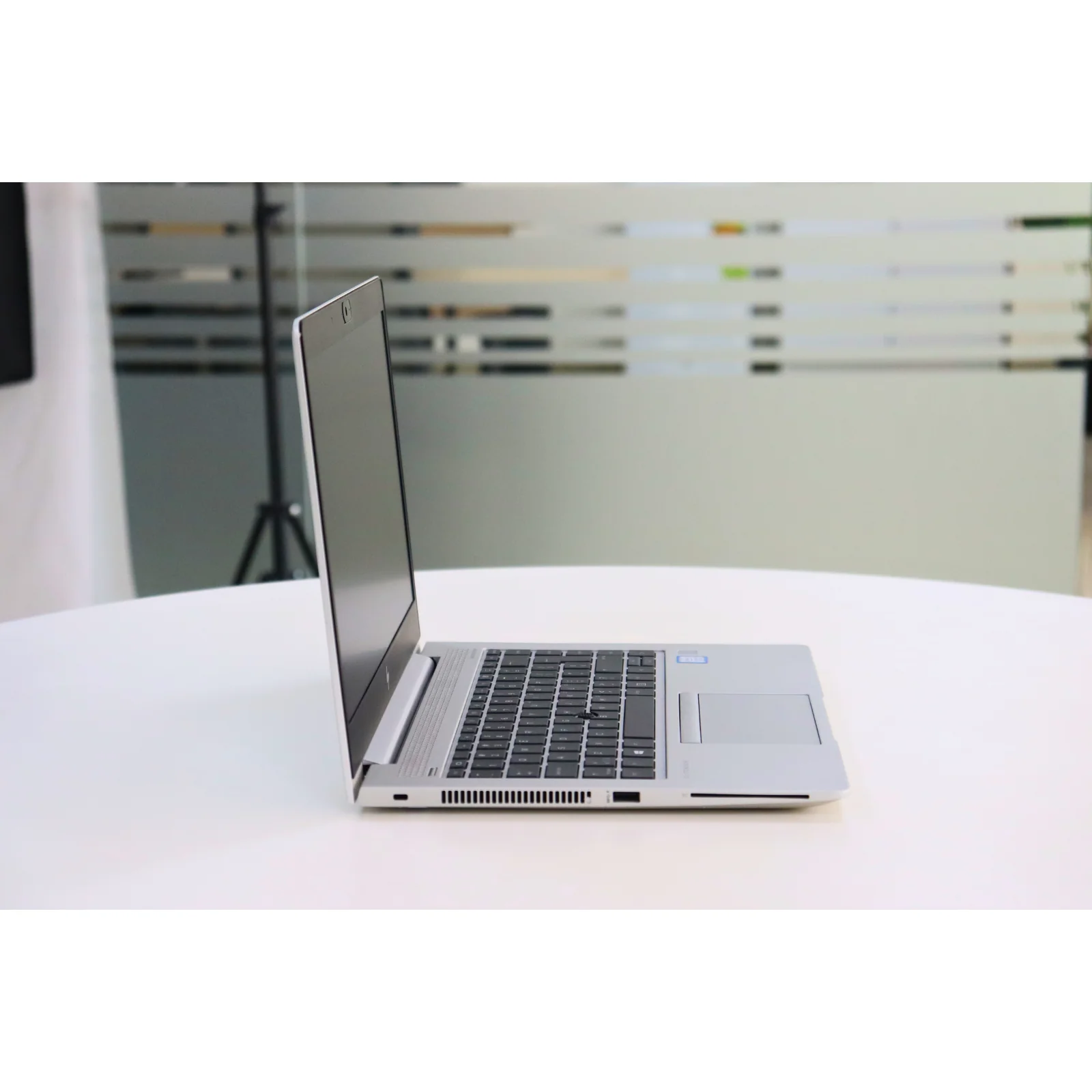 HP ELITEBOOK 840 G5: 8th Gen i7, 8GB RAM, 512GB SSD - Gray - Unit 00703 - AE Laptop image 3
