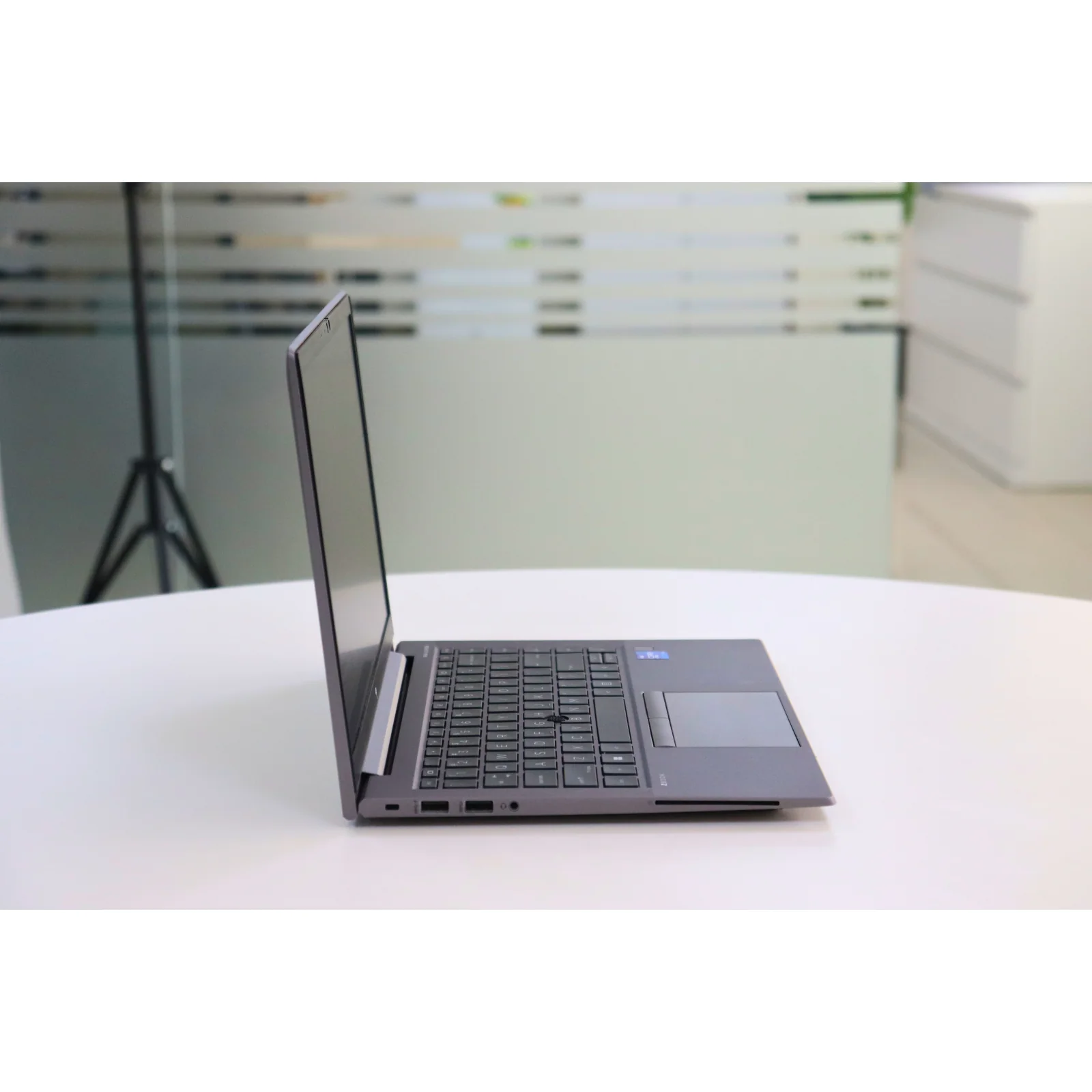 HP ZBOOK FIREFLY 14 G8: 11th Gen i7, 16GB RAM, 256GB SSD - Gray - Unit 98757 - AE Laptop image 3