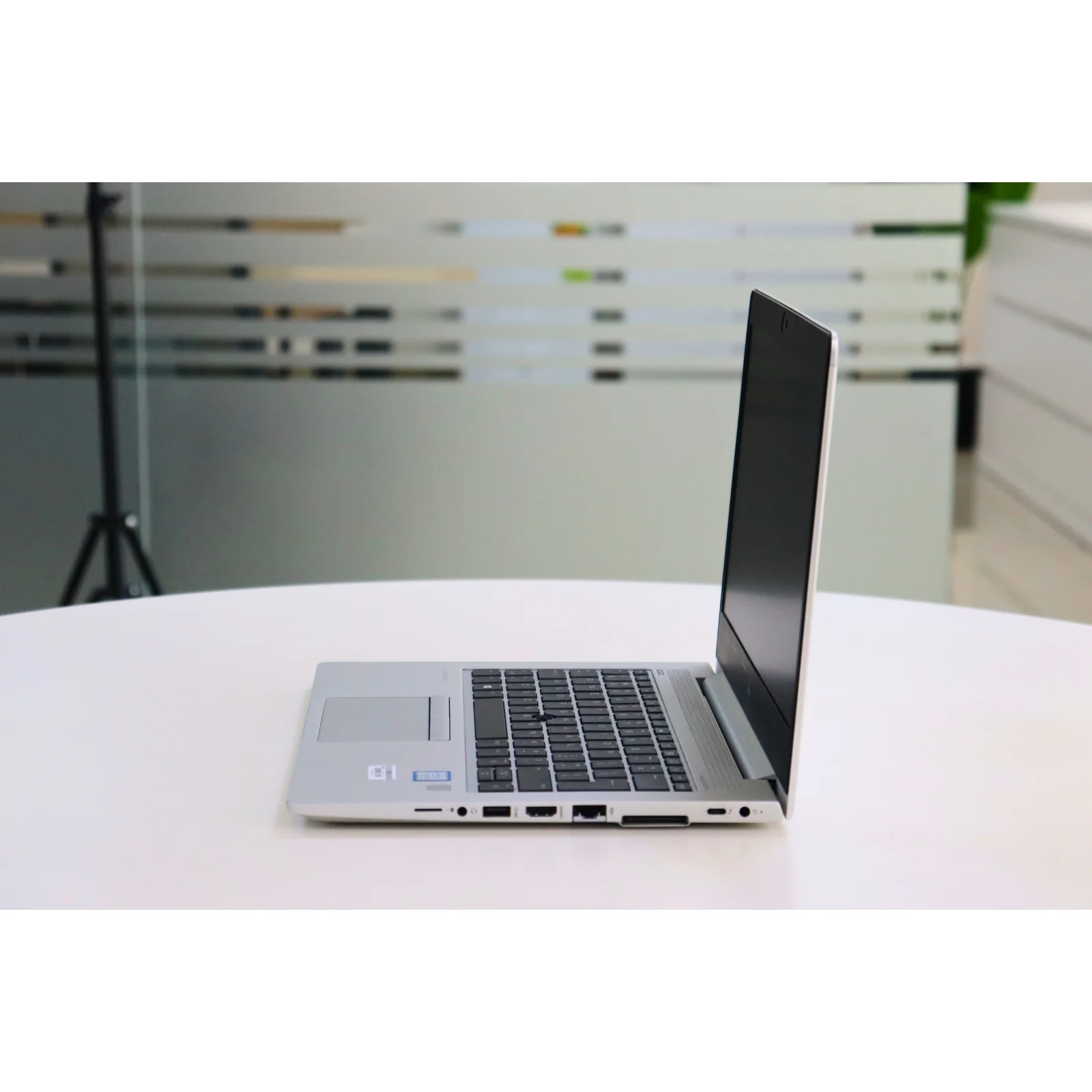 HP ELITEBOOK 830 G5: 8th Gen i5, 16GB RAM, 256GB SSD - Gray - Unit 00607 - AE Laptop image 4