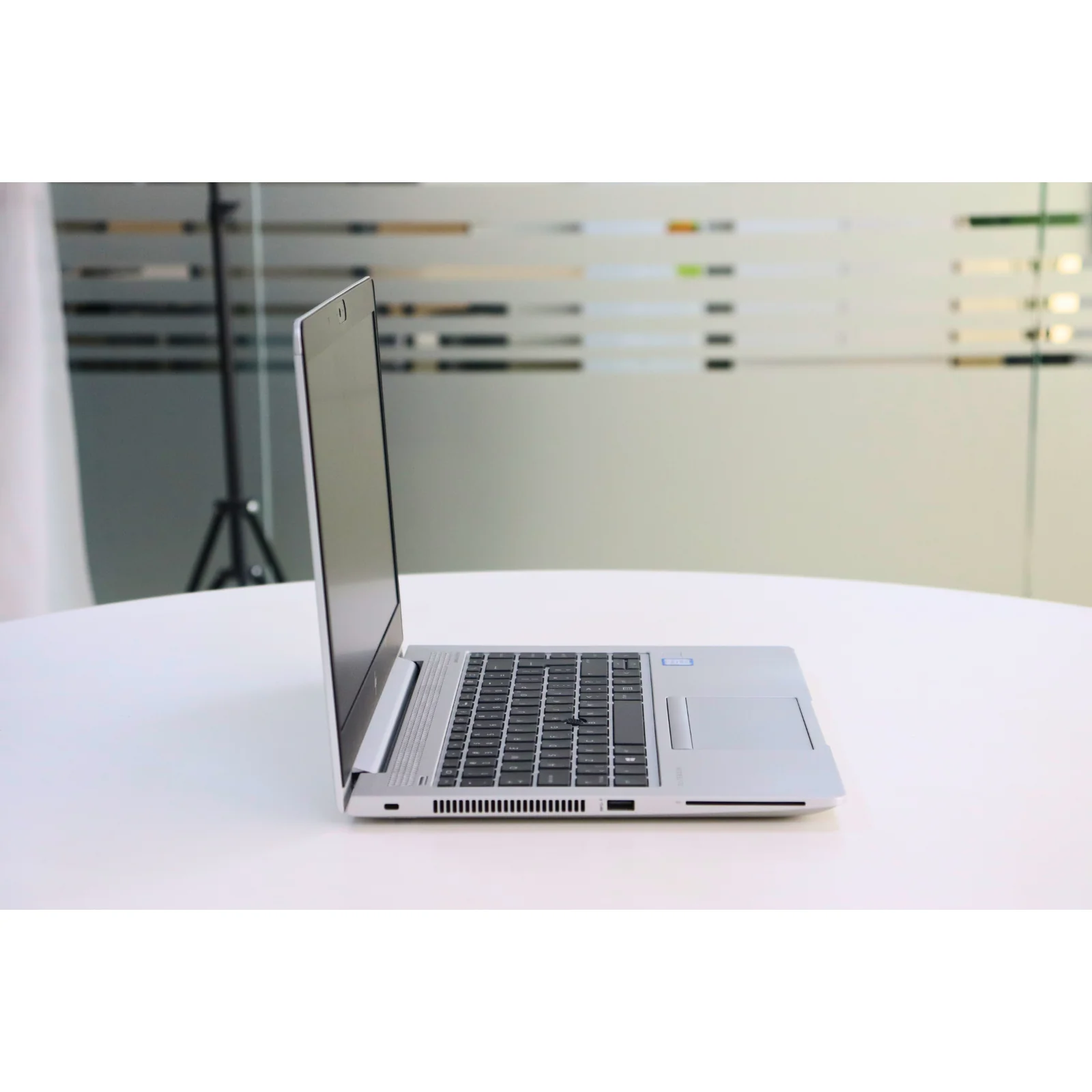 HP ELITEBOOK 840 G5: 8th Gen i7, 16GB RAM, 256GB SSD - AE Laptop image 3