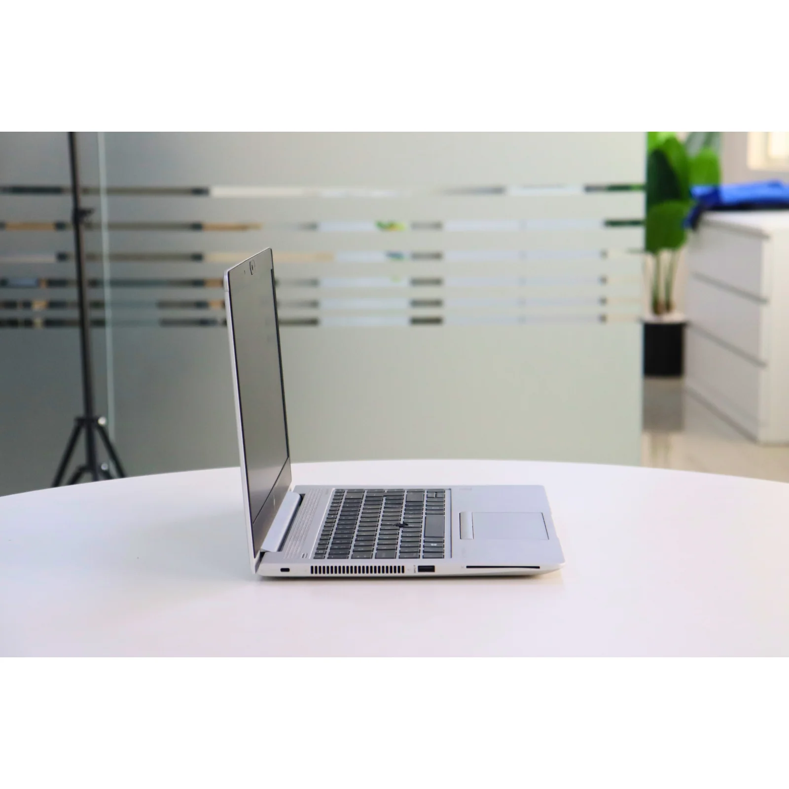 HP ELITEBOOK 745 G5: AMD, 8GB RAM, 256GB SSD - Silver - Unit 01471 - AE Laptop image 3