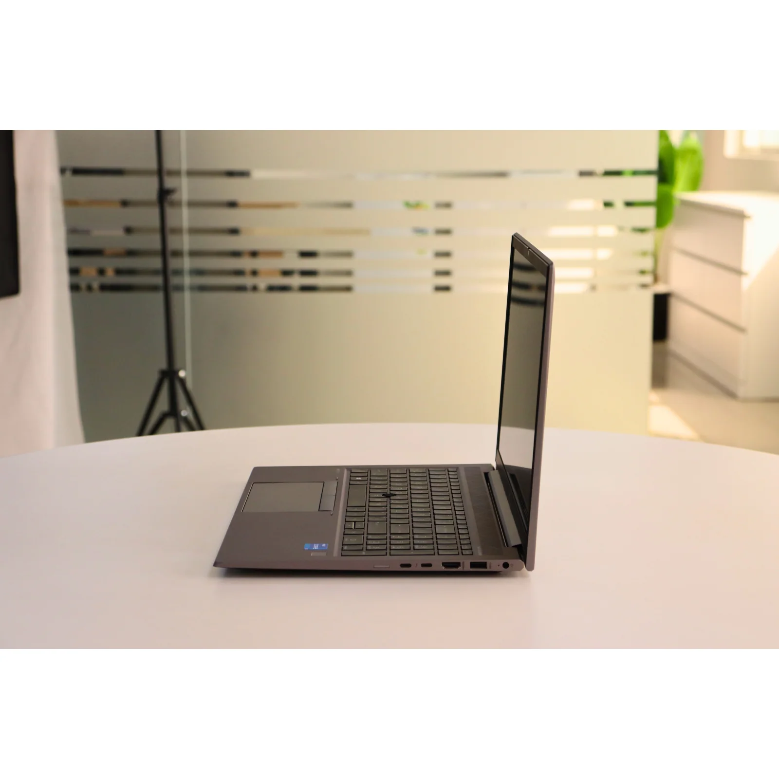 HP ZBOOK FIREFLY G8: 11th Gen i5, 16GB RAM, 512GB SSD - Gray - Unit 96225 - AE Laptop image 4