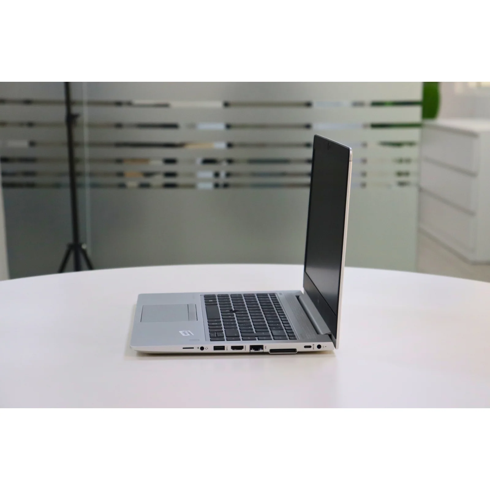HP ELITEBOOK 745 G5: AMD, 8GB RAM, 256GB SSD - Silver - Unit 01122 - AE Laptop image 4