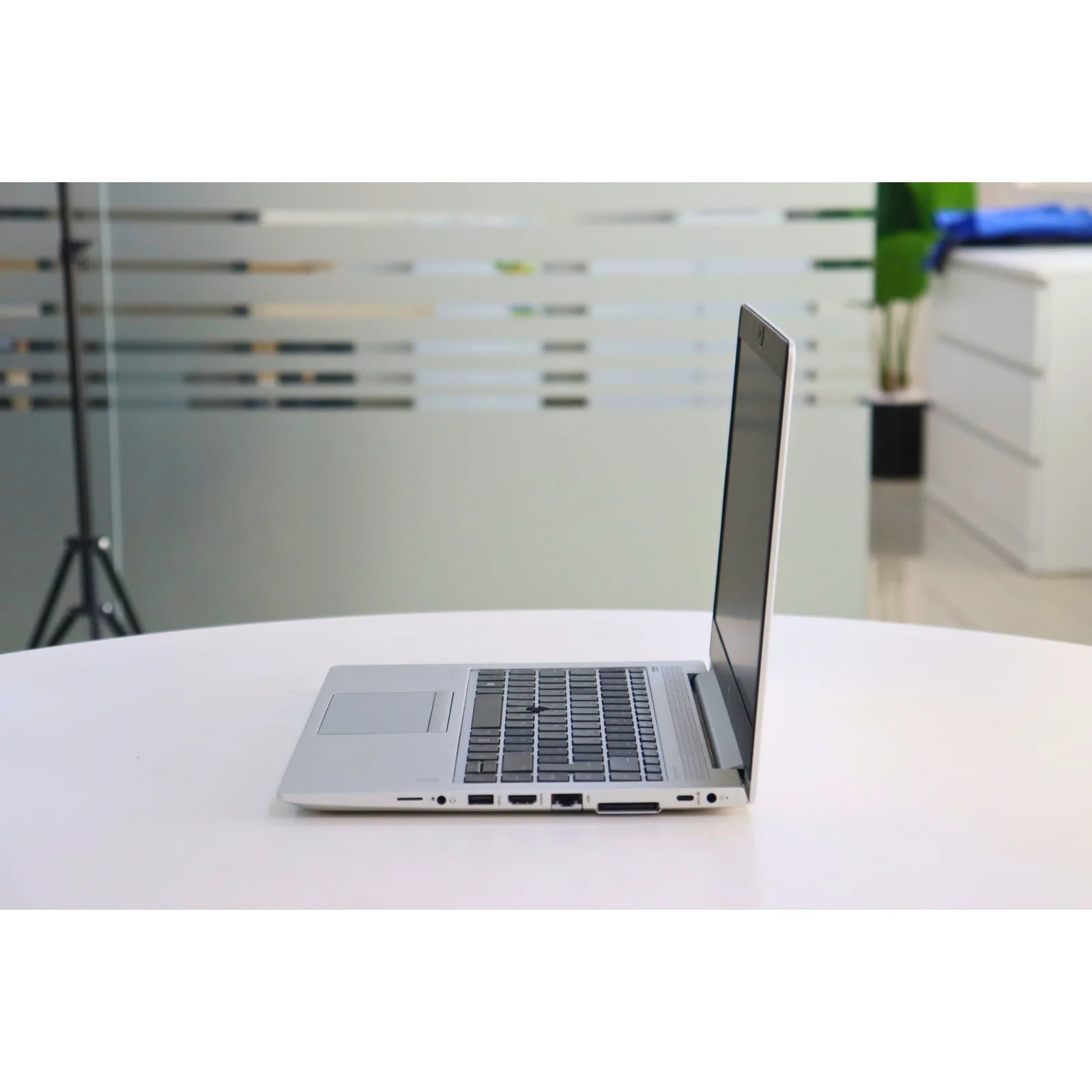 HP ELITEBOOK 745 G5: AMD, 8GB RAM, 256GB SSD - Silver - Unit 01474 - AE Laptop image 4