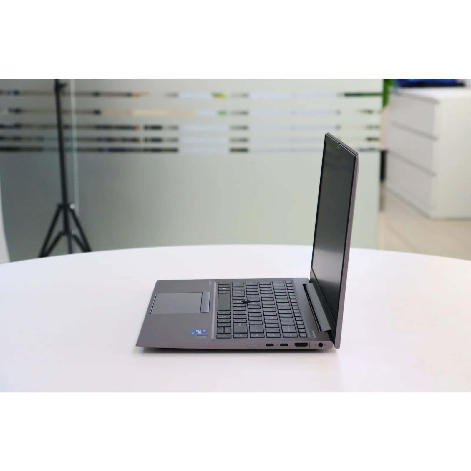 HP ZBOOK FIREFLY 14 G8: 11th Gen i7, 16GB RAM, 256GB SSD - Gray - Unit 98759 - AE Laptop image 4
