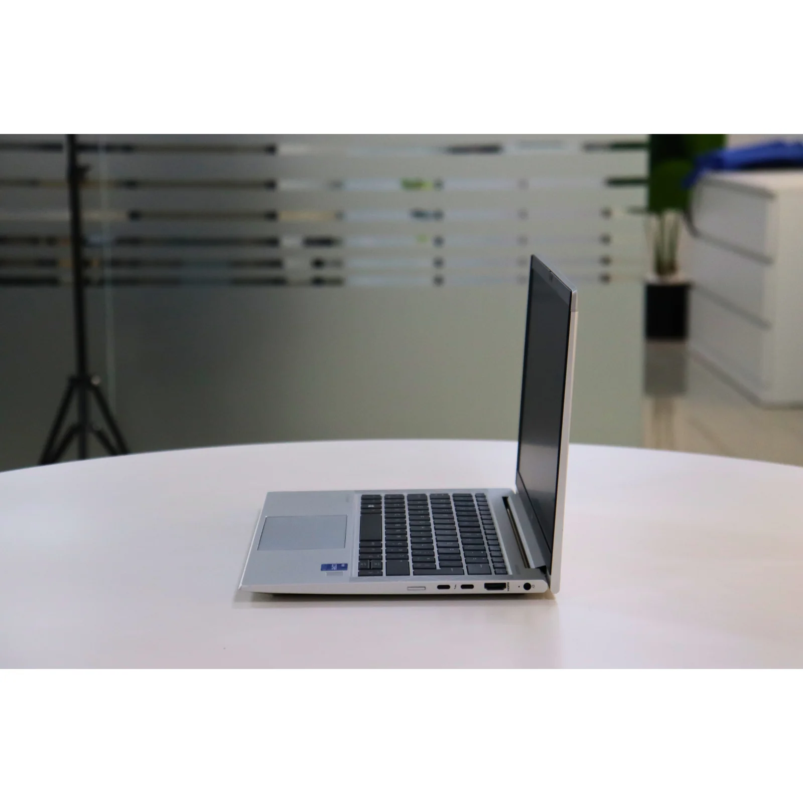 HP ELITEBOOK 830 G8: 11th Gen i7, 16GB RAM, 512GB SSD - Gray - Unit 00078 - AE Laptop image 4