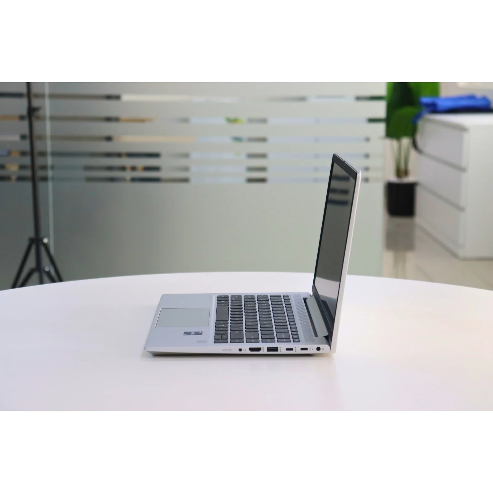 HP ELITEBOOK 640 G10 : 13th Gen i5, 16GB RAM, 256GB SSD - Grey - Unit 00357 - AE Laptop image 4
