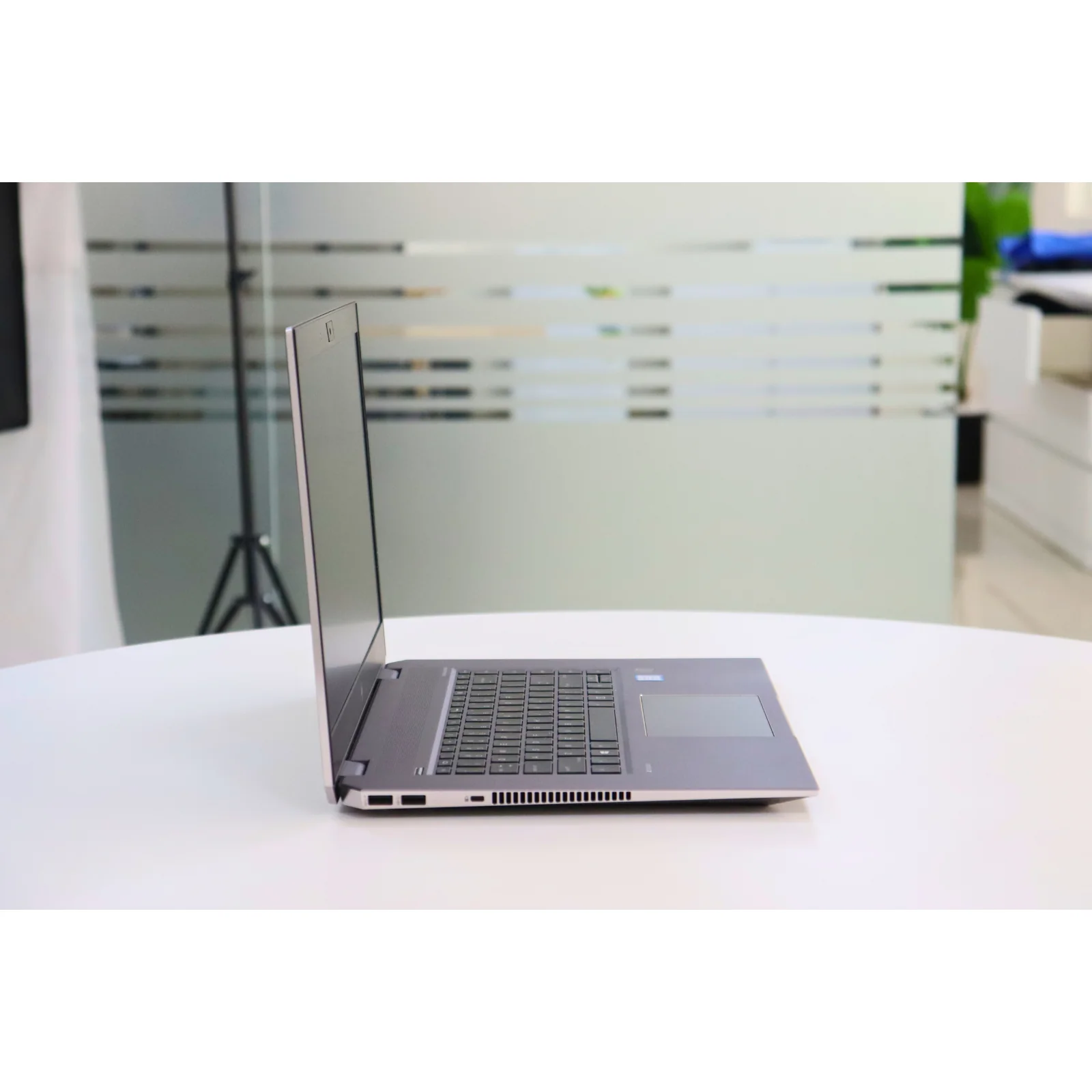HP ZBOOK STUDIO G5: 8th Gen i7, 32GB RAM, 512GB SSD - AE Laptop image 3