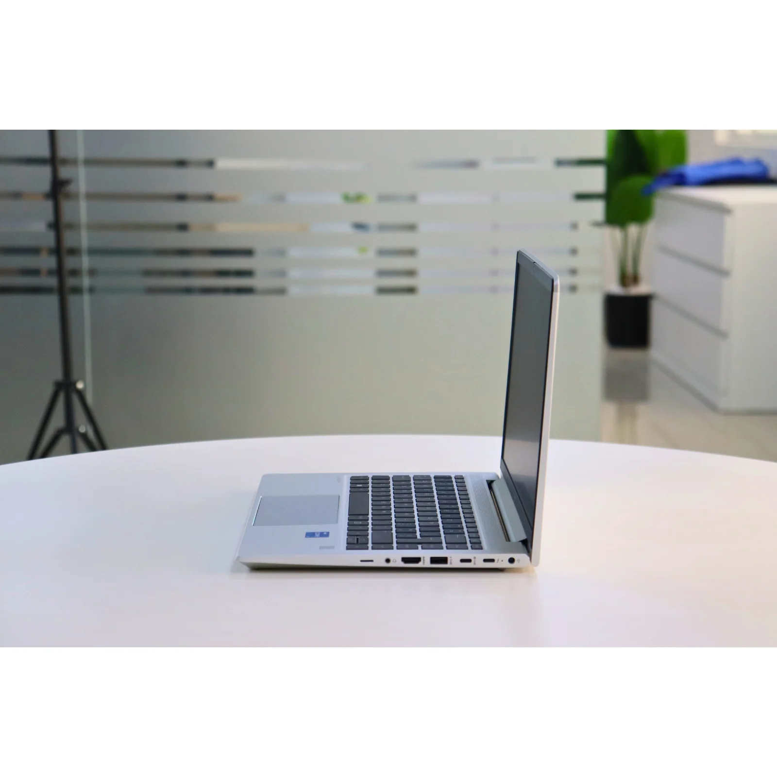 HP ELITEBOOK 640 G10 : 13th Gen i5, 8GB RAM, 256GB SSD - AE Laptop image 4