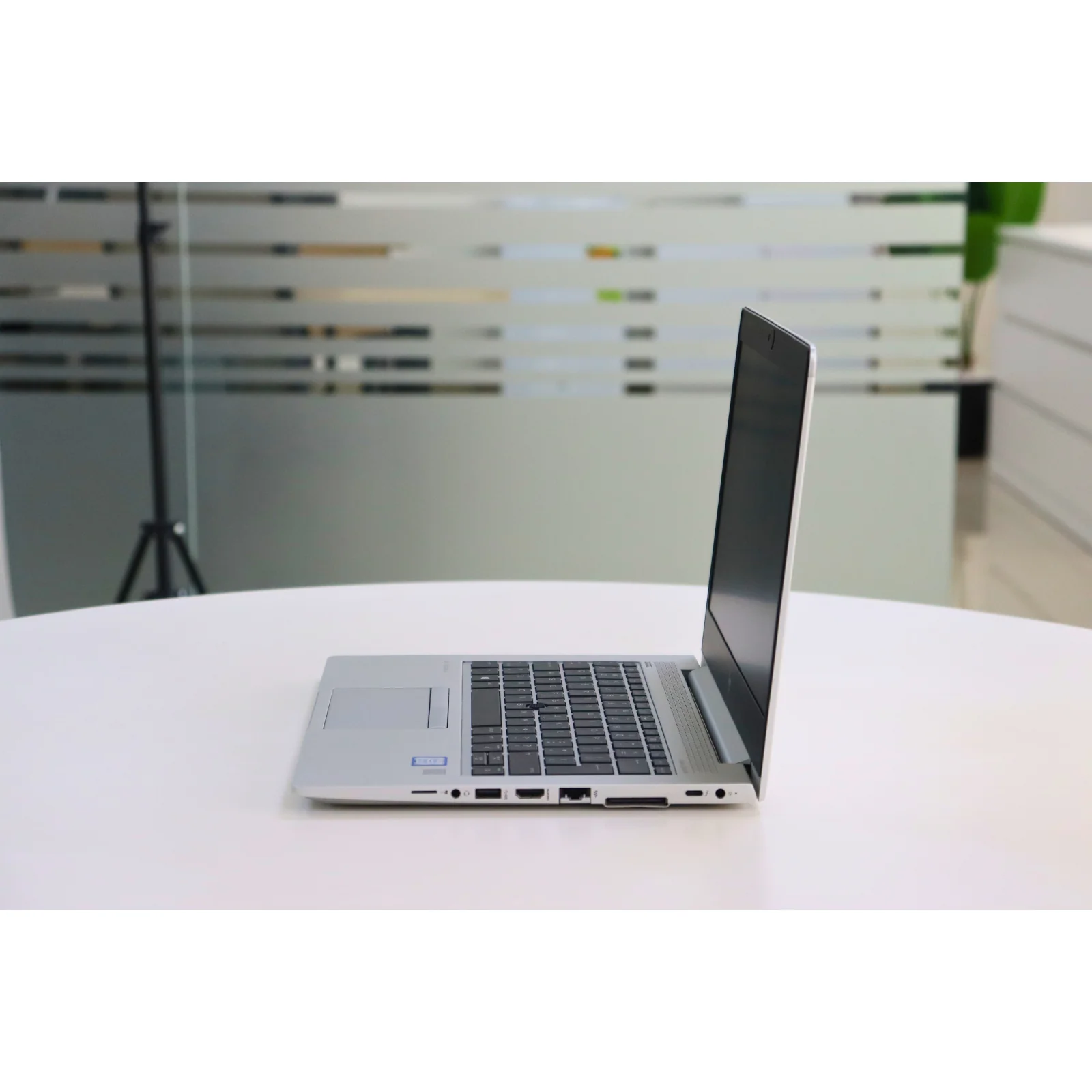 HP ELITEBOOK 830 G5: 8th Gen i5, 16GB RAM, 256GB SSD - Gray - Unit 00609 - AE Laptop image 4