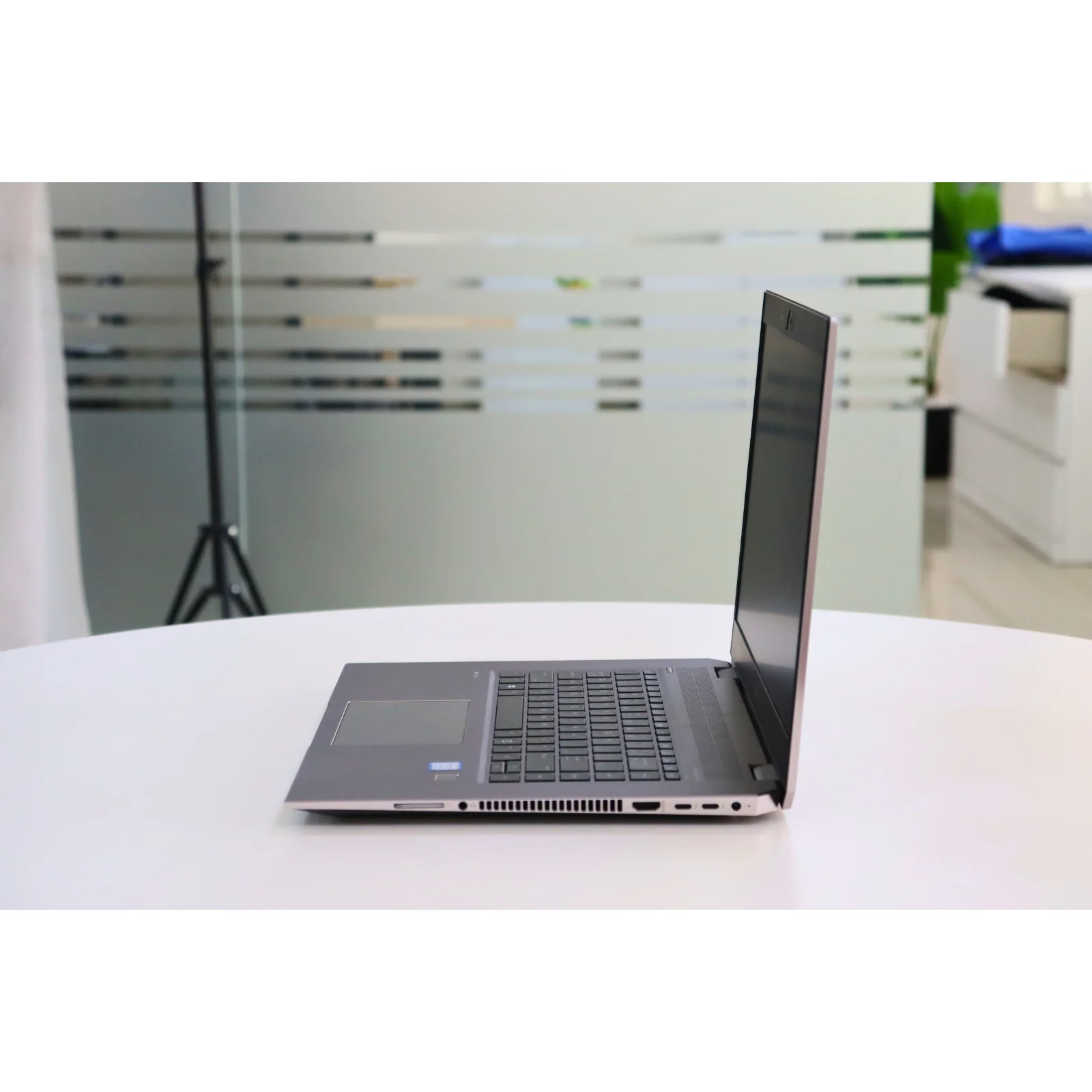HP ZBOOK STUDIO G5: 8th Gen i7, 32GB RAM, 512GB SSD - AE Laptop image 4