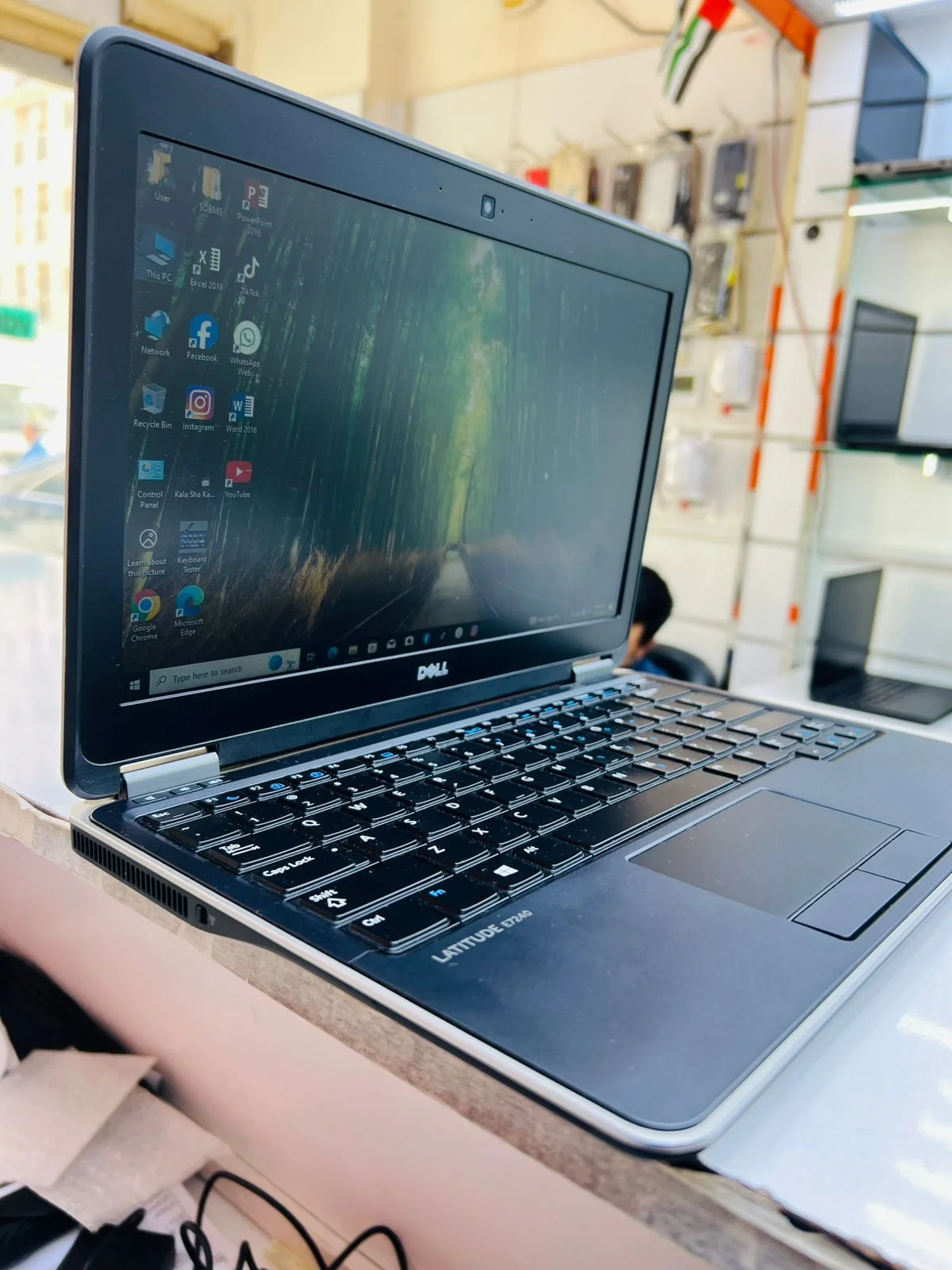 Dell Latitude E7240: Core i5 | 8GB RAM | 256GB SSD