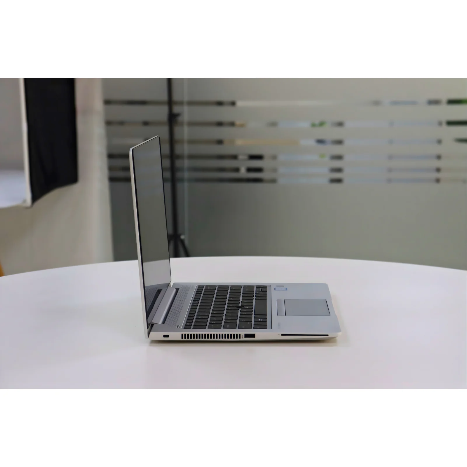 HP ELITEBOOK 830 G5: 8th Gen i7, 16GB RAM, 512GB SSD - AE Laptop image 3