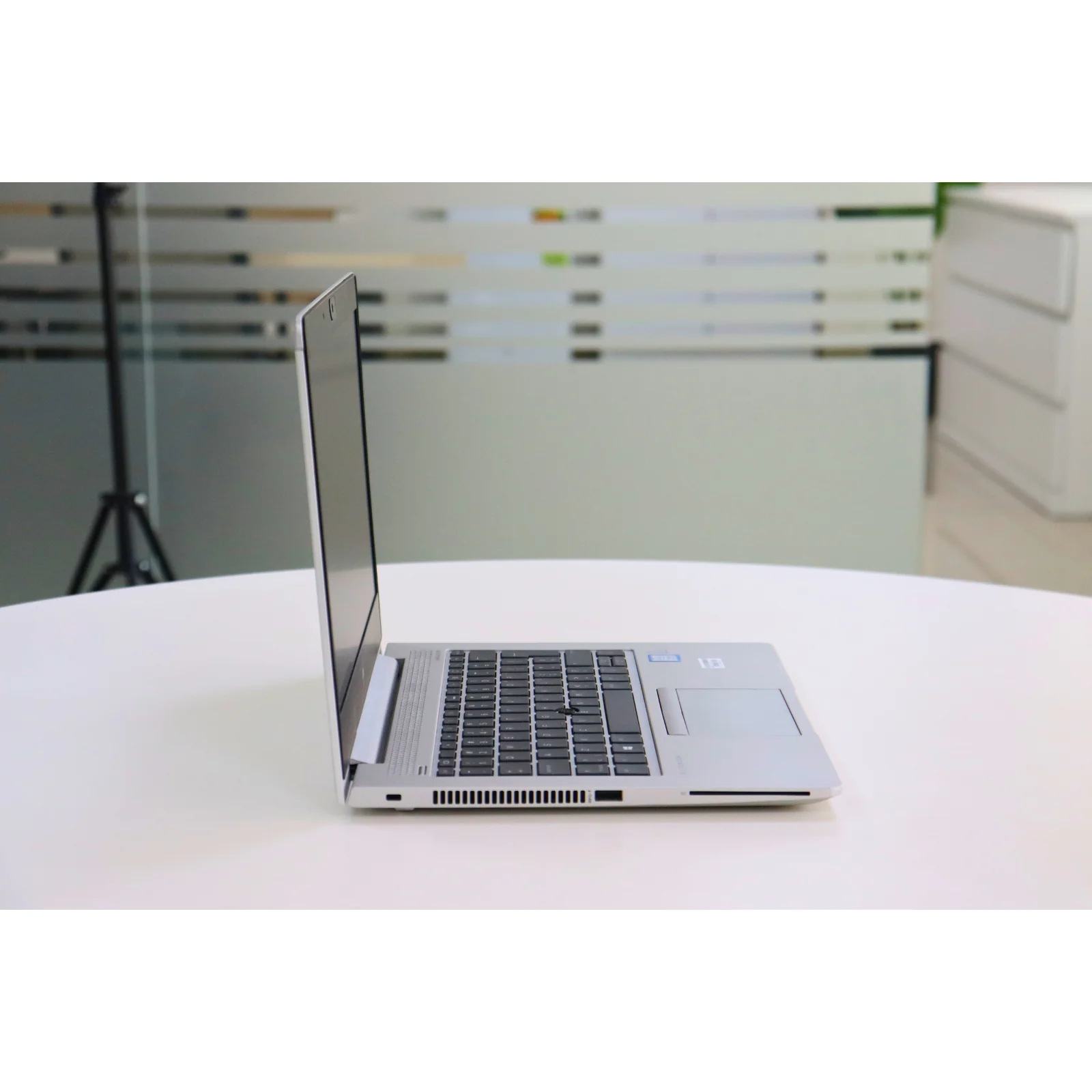 HP ELITEBOOK 830 G5: 8th Gen i5, 16GB RAM, 256GB SSD - Gray - Unit 00608 - AE Laptop image 3