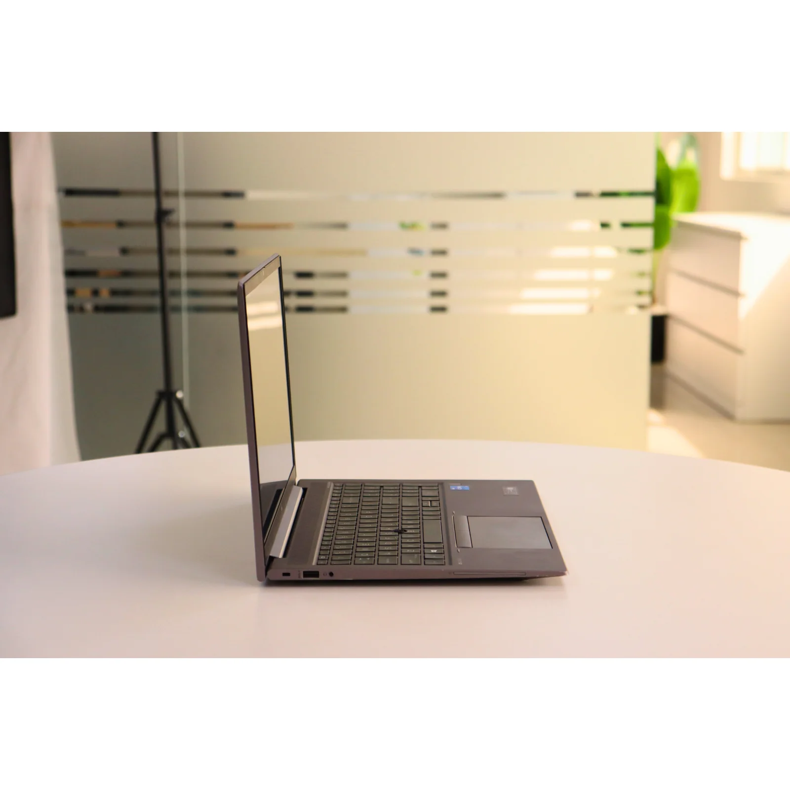 HP ZBOOK FIREFLY G8: 11th Gen i5, 16GB RAM, 512GB SSD - Gray - Unit 96231 - AE Laptop image 3