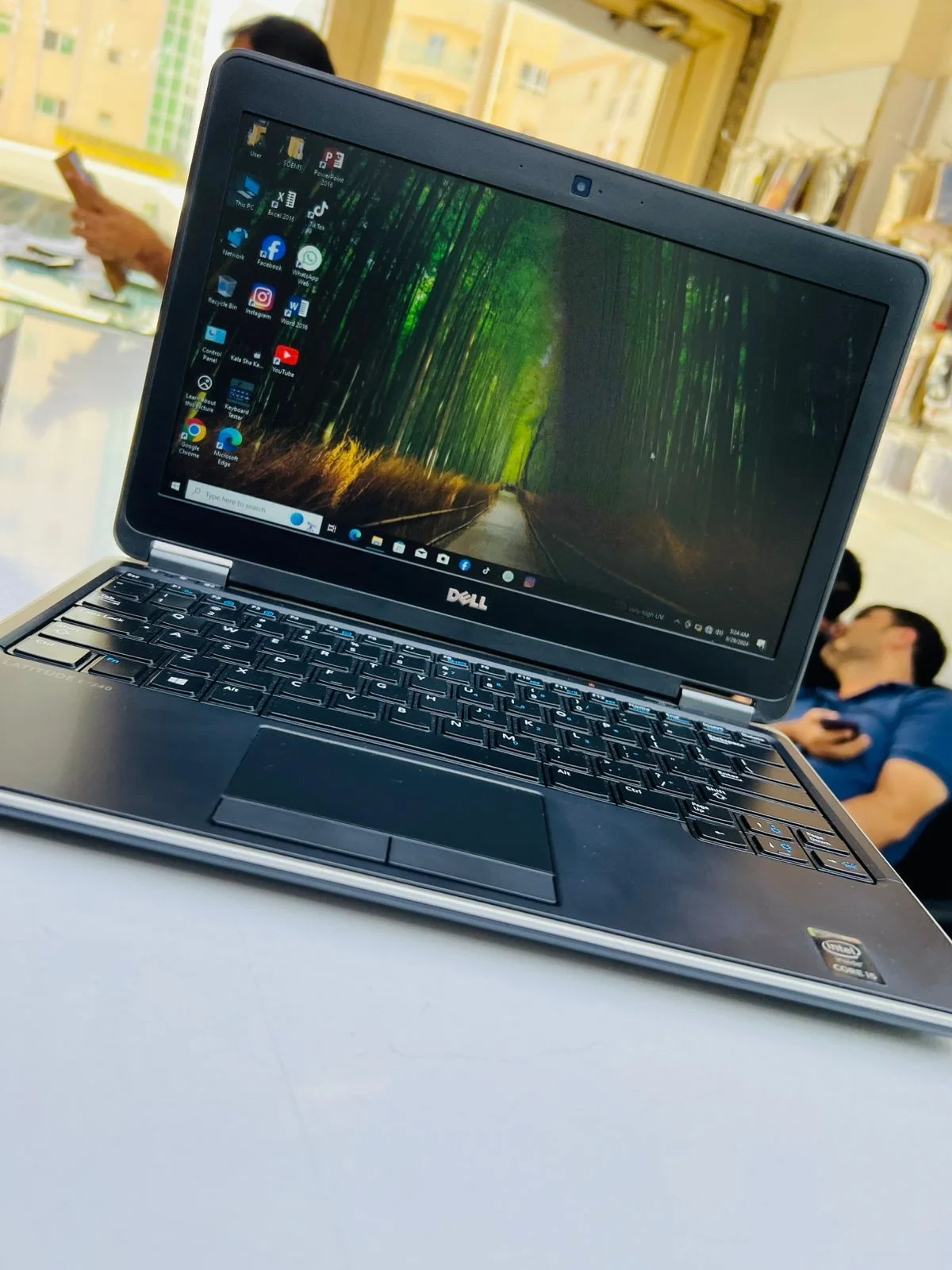 Dell Latitude E7240: Core i5 | 8GB RAM | 256GB SSD - AE Laptop image 5