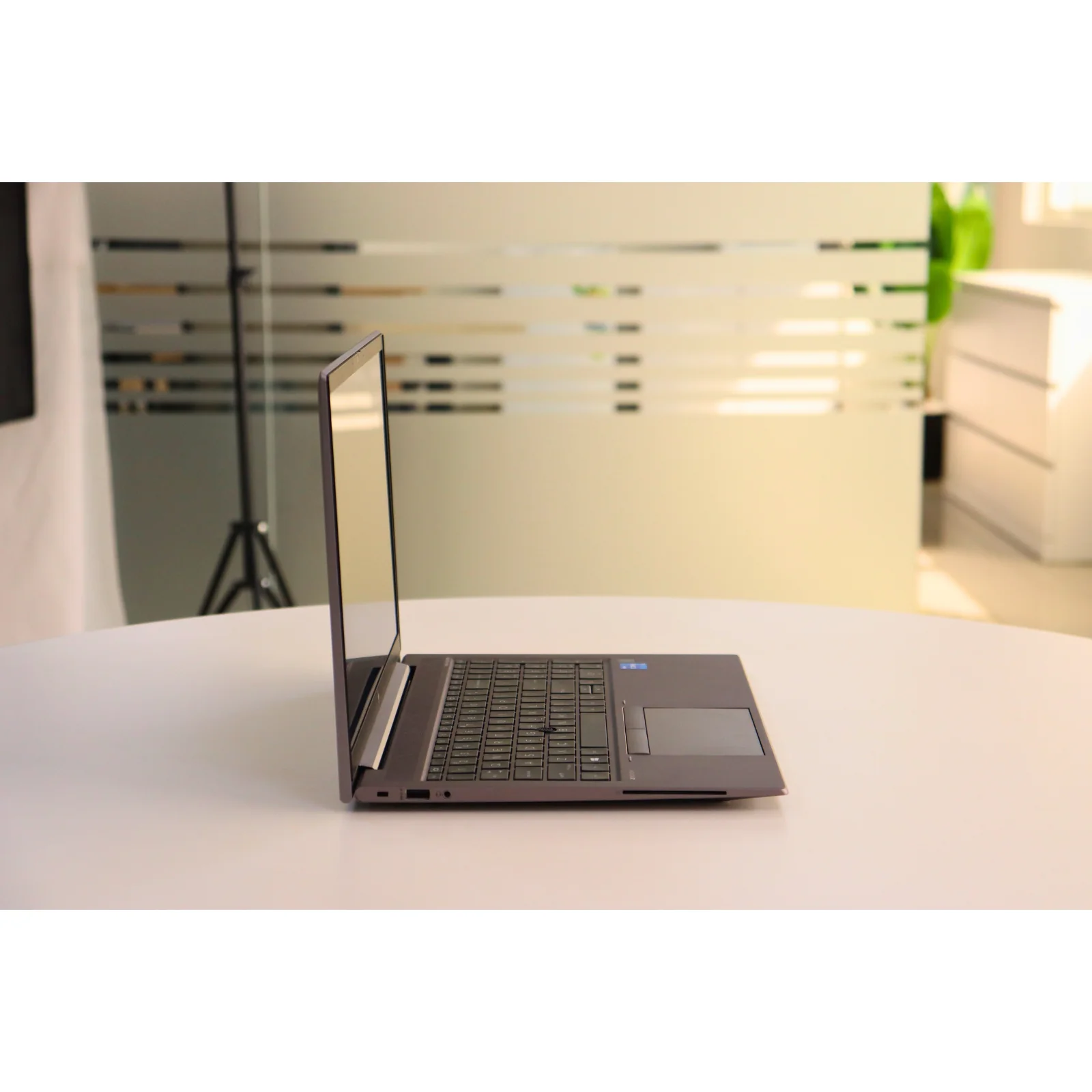 HP ZBOOK FIREFLY G8: 11th Gen i5, 16GB RAM, 512GB SSD - Gray - Unit 96225 - AE Laptop image 3